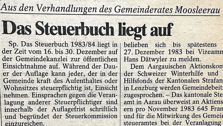 Zeitungsausschnitt aus dem Jahr 1984: Die Gemeinde Moosleerau informierte damals offiziell über die öffentliche Auflage des Steuerbuchs und die Möglichkeit, während eines festgelegten Zeitraums Einsicht zu nehmen. Bild: ZVG