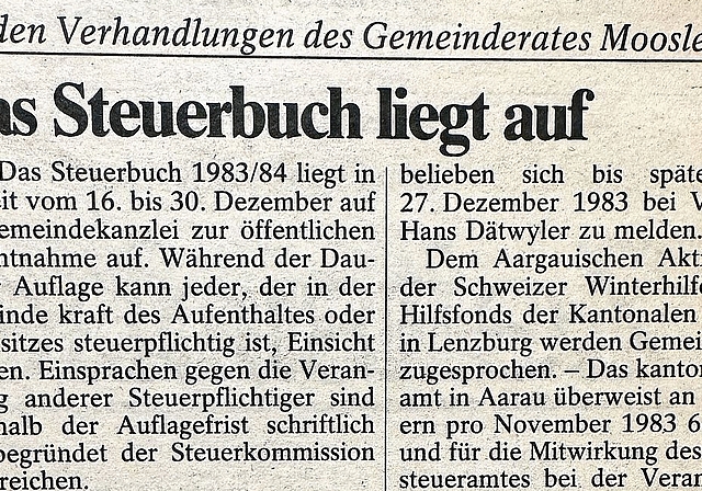 Zeitungsausschnitt aus dem Jahr 1984: Die Gemeinde Moosleerau informierte damals offiziell über die öffentliche Auflage des Steuerbuchs und die Möglichkeit, während eines festgelegten Zeitraums Einsicht zu nehmen. Bild: ZVG