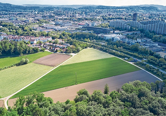Das Gebiet Lähe/Salamatt, in welchem die neue Kläranlage gebaut werden soll. In der Bildmitte sieht man die bestehende Klär- und die Biogasanlage sowie weiter hinten die Telli-Überbauung.Bild: Dlovan Shaheri