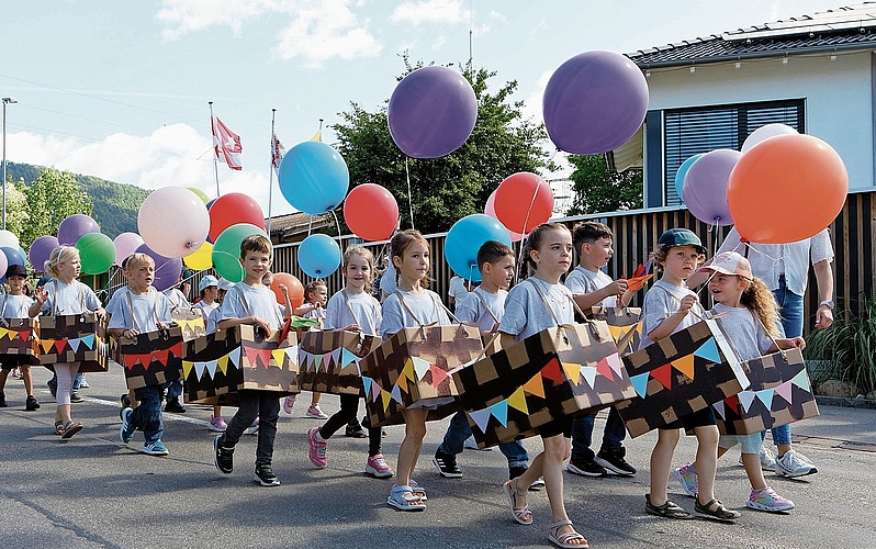 Rund 1000 Jugendliche nahmen am farbenfrohen Festumzug durch Erlinsbach teil. Bilder: Stefan Lehner