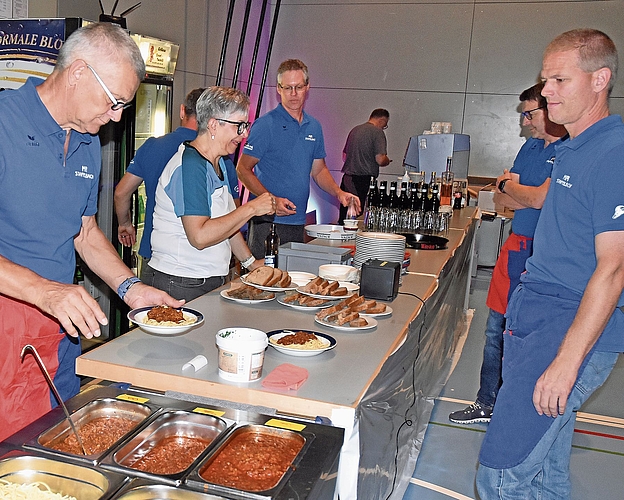 Viele fleissige Helferinnen und Helfer sorgten dafür, dass die Gäste des Tessinerabends in Staffelbach schnell bedient wurden. Bilder: AWE Viele fleissige Helferinnen und Helfer sorgten dafür, dass die Gäste des Tessinerabends in Staffelbach schnell bedient wurden. Bilder: AWE