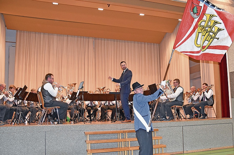 Der Musikverein Bottenwil bei einem Auftritt auf der Turnhallenbühne – finanziert wurde deren ursprüngliche Ausstattung einst über den Turnhallenbühnenfonds der örtlichen Vereine.Bild: Alfred Weigel/Archiv
