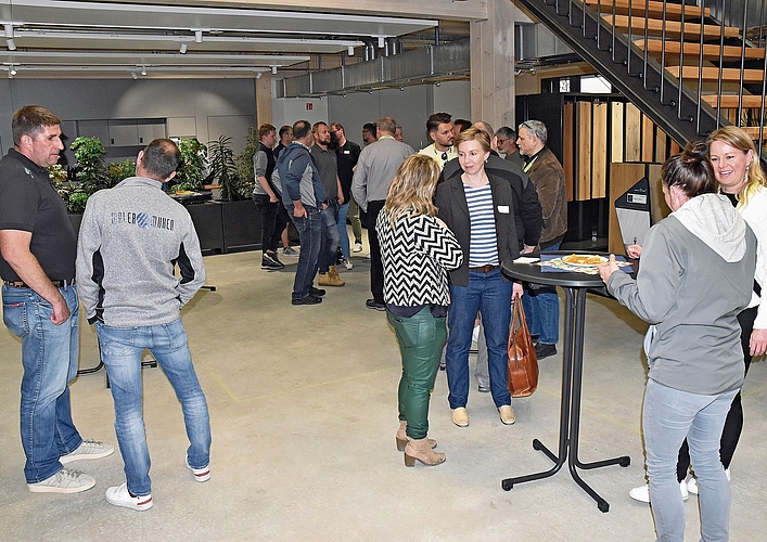 Der Apéro nach dem Rundgang dient dem Austausch untereinander.Bilder: Alfred Weigel