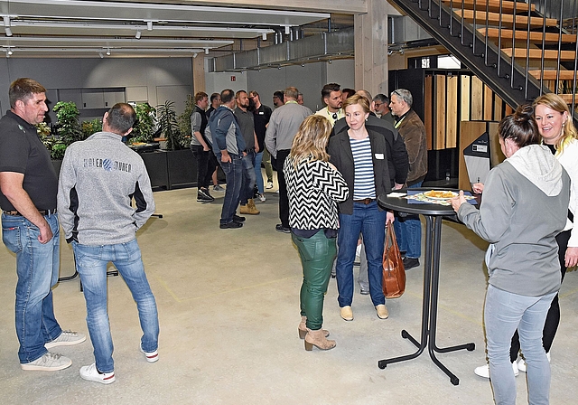 Der Apéro nach dem Rundgang dient dem Austausch untereinander.Bilder: Alfred Weigel