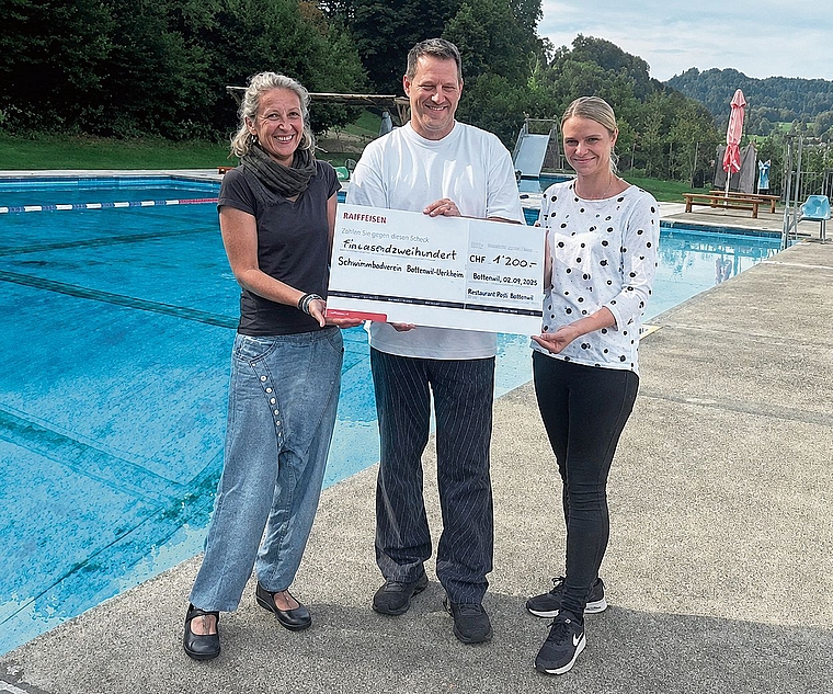 Angela McGovern (links) und Eveline Spring (beide vom Schwimmbadverein Bottenwil-Uerkheim) freuen sich über die Unterstützung von Pöstli-Wirt Andreas Gilgen. Bild: ZVG