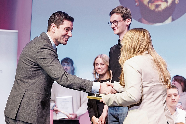 AGV-Präsident Benjamin Giezendanner hatte viele lobende Worte für den Nachwuchs bereit und nahm die Ehrung der besten Aargauer Lernenden des Jahres 2025 persönlich vor. Bilder: Severin Bigler