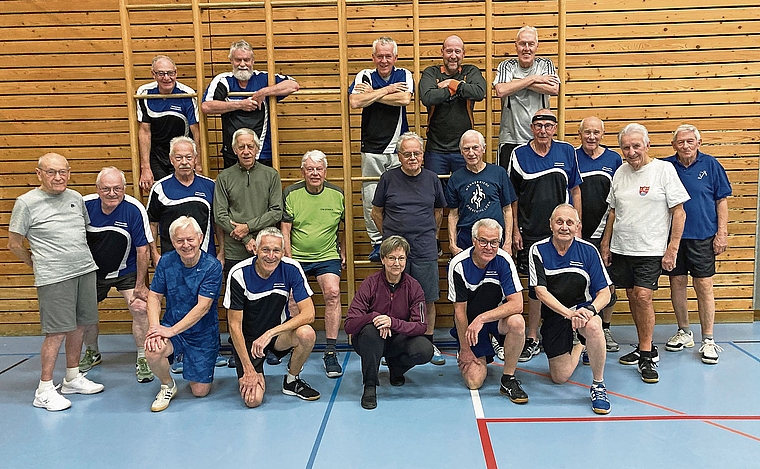 Der Männerturnverein mit der Turnleiterin Doris Schenk.Bild: ZVG