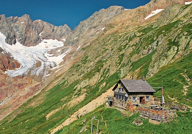 So präsentiert sich die stolze Chelenalphütte – in deutlich eisärmerer hochalpiner Umgebung – ein Jahrhundert später.