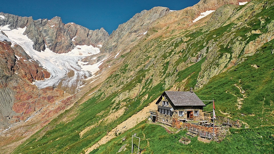 So präsentiert sich die stolze Chelenalphütte – in deutlich eisärmerer hochalpiner Umgebung – ein Jahrhundert später.