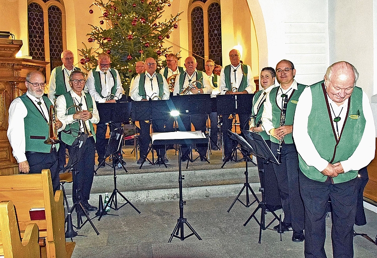 Dirigent Willy Walter bedankte sich mit einer Verbeugung beim Publikum in der Kirche Leerau.	Bild: Frieda Steffen