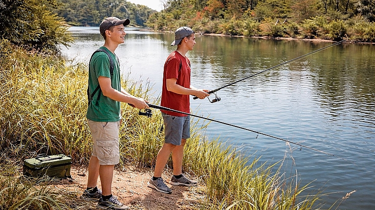 Während die aktuellen PFAS-Untersuchungen des Kantons für Aare (im Bild) und Suhre keine Grenzwert-Überschreitungen zeigen, gelten für einzelne Fischarten aus anderen Gewässern Verzehrempfehlungen. Bild: ZVG