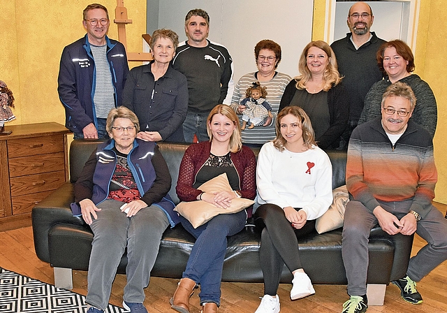 Ein starkes Theateraufgebot (hinten, von links): Bruno Bertschi, Elisabeth Moser, Reto Aeberhard, Souffleuse Jeannette Bertschi, Nadja Strub, Florian Zaugg und Sonja Hunziker, (vorne, von links): Regisseurin Ruth Hunziker, Claudia Schüpfer, Martina 