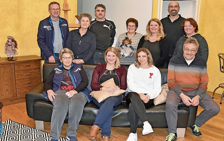 Ein starkes Theateraufgebot (hinten, von links): Bruno Bertschi, Elisabeth Moser, Reto Aeberhard, Souffleuse Jeannette Bertschi, Nadja Strub, Florian Zaugg und Sonja Hunziker, (vorne, von links): Regisseurin Ruth Hunziker, Claudia Schüpfer, Martina 