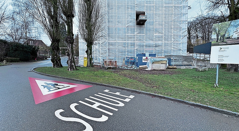Das Oberstufenschulhaus Farbweg wird frühestens im Spätherbst 2026 bezugsbereit sein.Bild: RAN