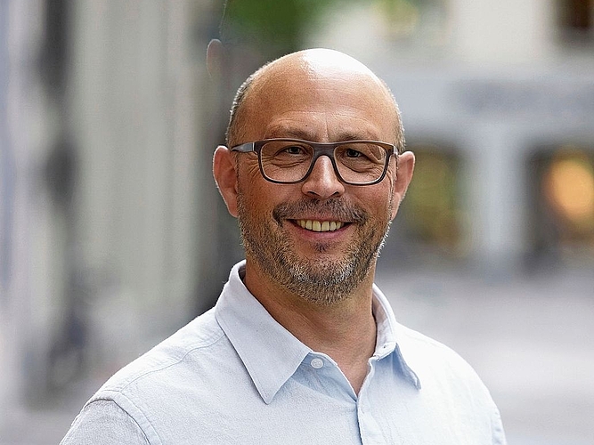 Mark Haldimann, Präsident von Zentrum Aarau, spricht im Interview über die Rückkehr des Sommereinkaufstags, die Entwicklung der Innenstadt und die Bedeutung der Zusammenarbeit zwischen Detailhandel und Gastronomie.Bild: ZVG