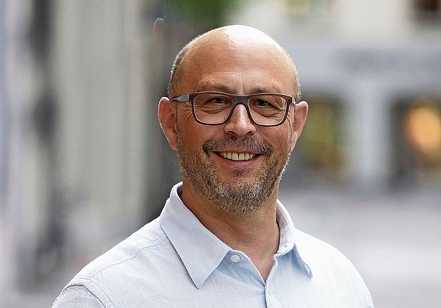 Mark Haldimann, Präsident von Zentrum Aarau, spricht im Interview über die Rückkehr des Sommereinkaufstags, die Entwicklung der Innenstadt und die Bedeutung der Zusammenarbeit zwischen Detailhandel und Gastronomie.Bild: ZVG