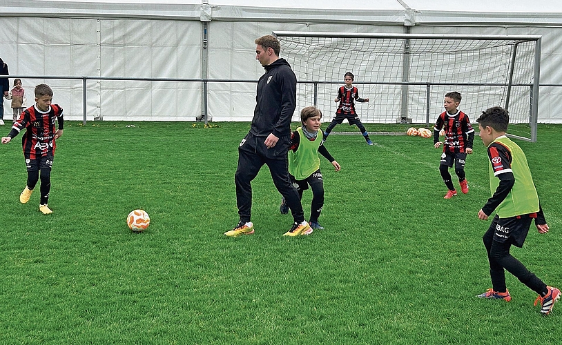Auch nicht schlecht: ein bisschen «mätschle» mit FCA-Goalie Marvin Hübel.