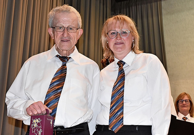 Vizepräsidentin Andrea Röthlin gratulierte Klaus Lüscher zum kantonalen Ehrenveteran.Bilder: Alfred Weigel