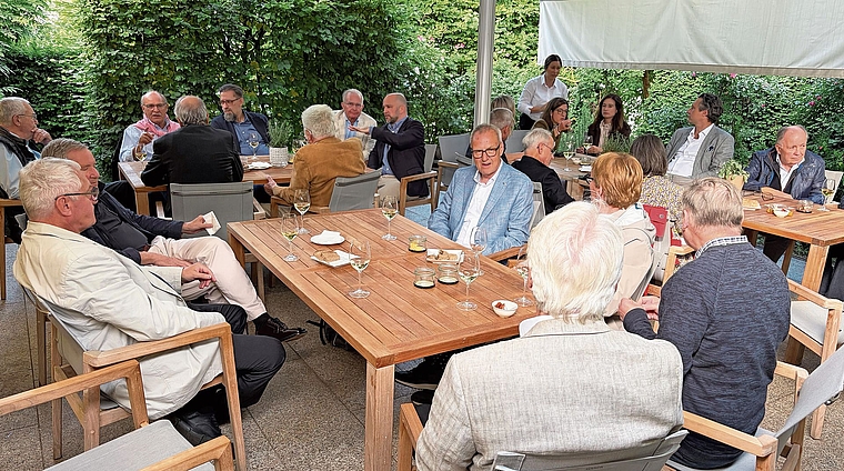 Redestoff, Wein und Brot zum Apéro im «Hirschen»-Garten in Erlinsbach vor dem diesjährigen Bott des Fünfliber-Clubs Aarau.Bild: ZVG