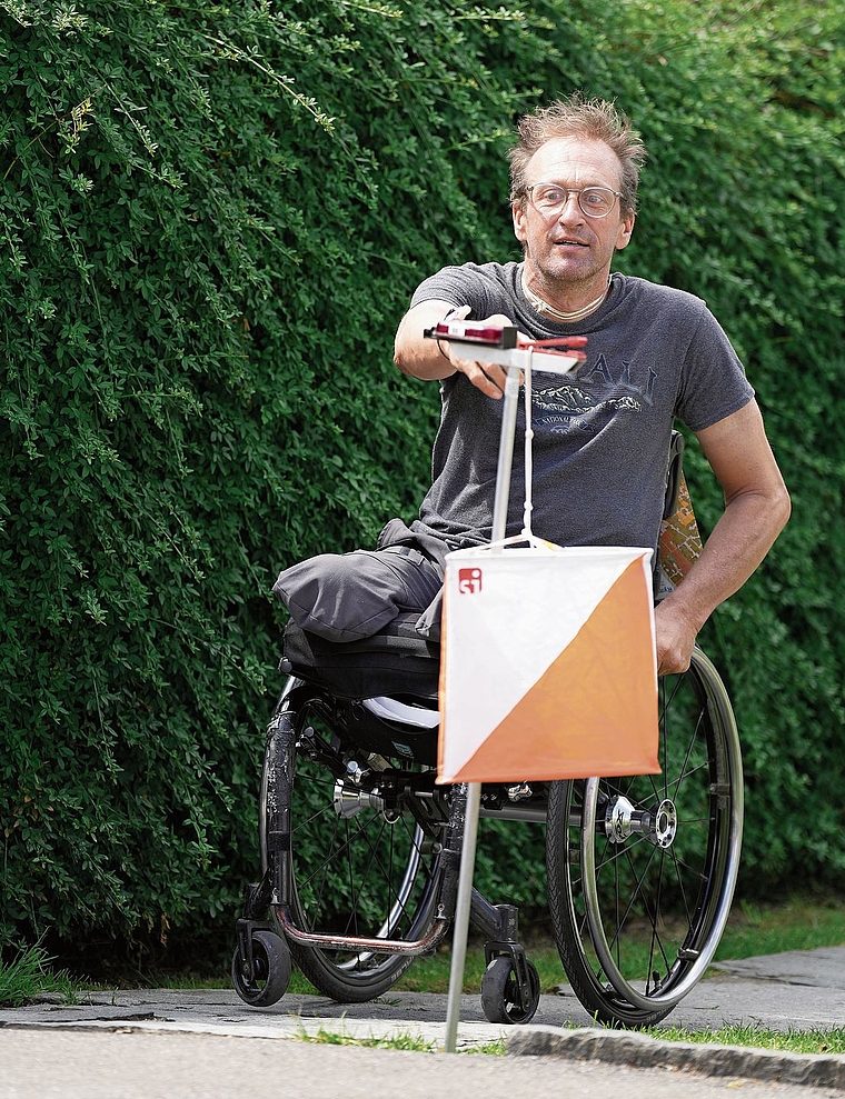 Premiere in Reinach: Ein Teilnehmer absolviert den erstmals durchgeführten Para-OL. Die speziell angelegte Strecke ermöglichte Menschen im Rollstuhl einen barrierearmen Zugang zum Orientierungslaufsport.Bild: KST