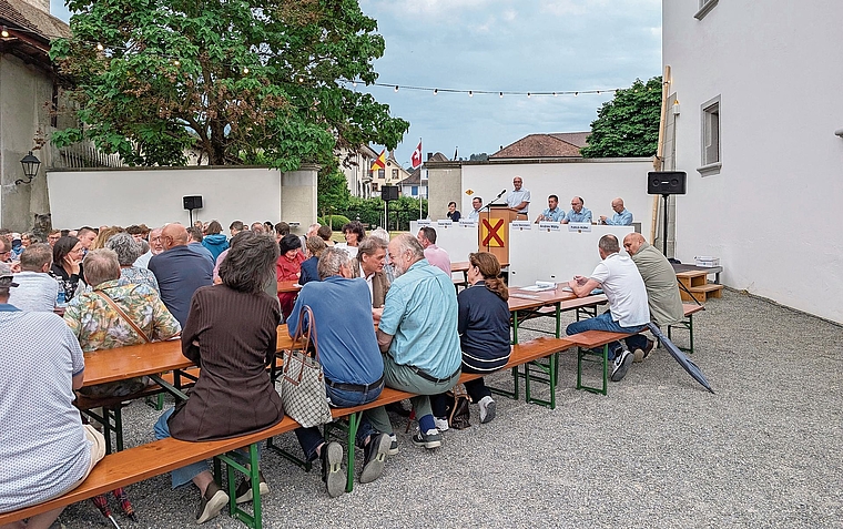 Den Mutigen gehört die Welt: Trotz Wolken und Regentropfen traf sich die Schöftler Stimmbevölkerung zur Gmeind unter freiem Himmel.Bild: Laura Koller