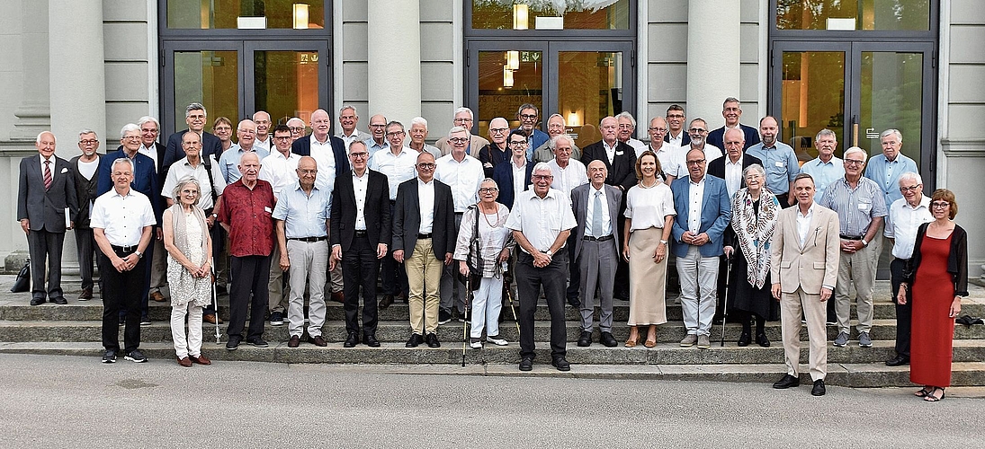 Autorinnen und Autoren sowie Herausgeberschaft und Festredner freuen sich mit Thomas Pfisterer (vorne in der Mitte) über das gelungene Werk. Autorinnen und Autoren sowie Herausgeberschaft und Festredner freuen sich mit Thomas Pfisterer (vorne in der Mitte) über das gelungene Werk.
