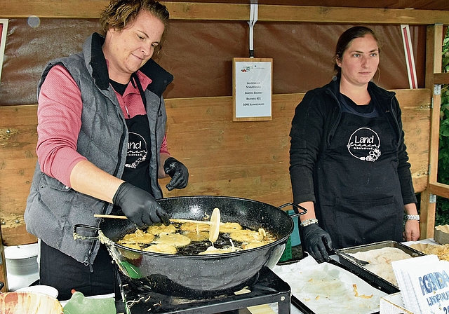 Die oberste Bezirkslandfrau Sandra Siegrist macht wohl Öpfelchüechli nicht zum ersten Mal.