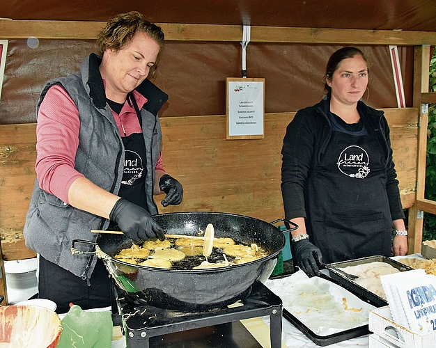 Die oberste Bezirkslandfrau Sandra Siegrist macht wohl Öpfelchüechli nicht zum ersten Mal. Die oberste Bezirkslandfrau Sandra Siegrist macht wohl Öpfelchüechli nicht zum ersten Mal.