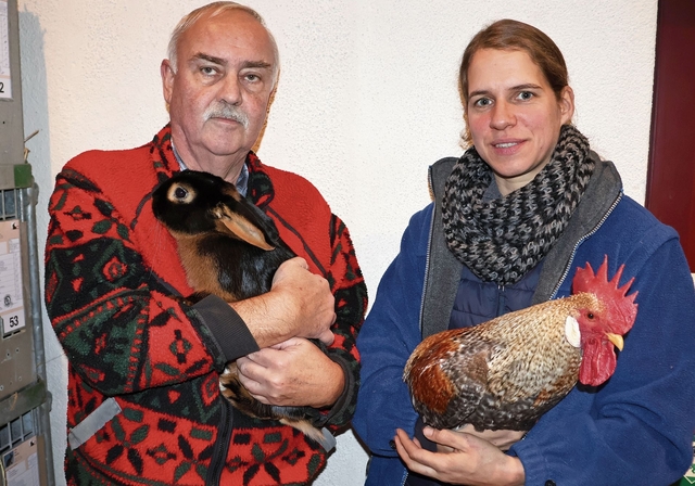 Präsident Hans Stauffer und Obfrau Geflügel Eveline Hunsperger mit «Loh» und «Adrihahn». Bilder: KHO