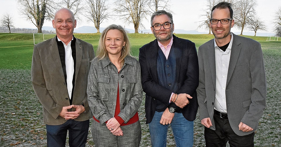 Blicken optimistisch in das neue Jahr (von links): Gemeindeammann Daniel Zünd, Vizeammann Beatrice Tschanz sowie die neuen Safenwiler Gemeinderäte Martin Schelshorn und Andrin Hottiger. Es fehlt Jörg Werfeli. Bilder: AWE