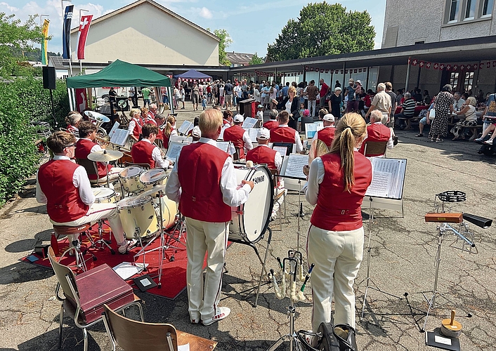 Die MG Unterentfelden unterhielt das Festpublikum.