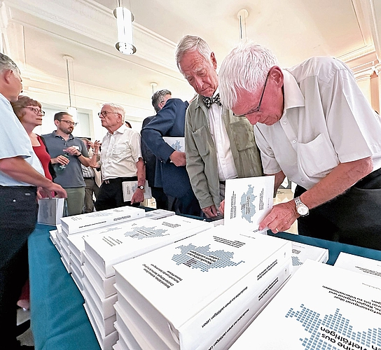 Begehrter Jubilar: Thomas Pfisterer signiert für die Gäste die Festschrift zu seinem 85. Geburtstag. Begehrter Jubilar: Thomas Pfisterer signiert für die Gäste die Festschrift zu seinem 85. Geburtstag.