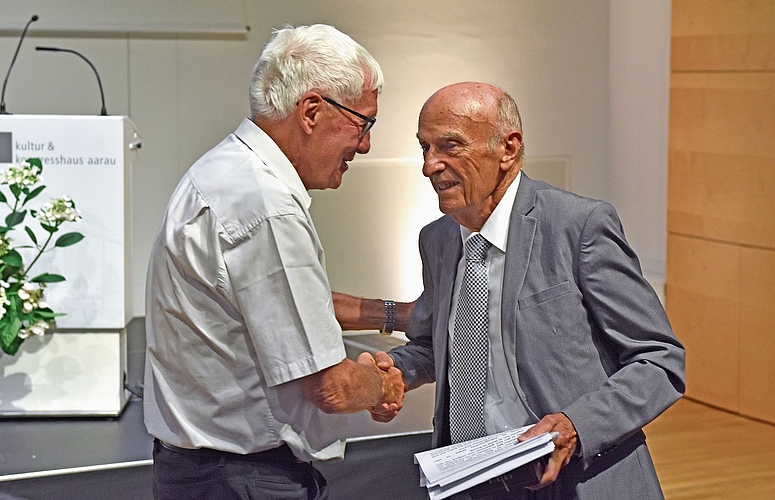 Thomas Pfisterer dankt alt Bundesrat und Festredner Hans-Rudolf Merz für sein Kommen und die begeisternde Rede. Thomas Pfisterer dankt alt Bundesrat und Festredner Hans-Rudolf Merz für sein Kommen und die begeisternde Rede.