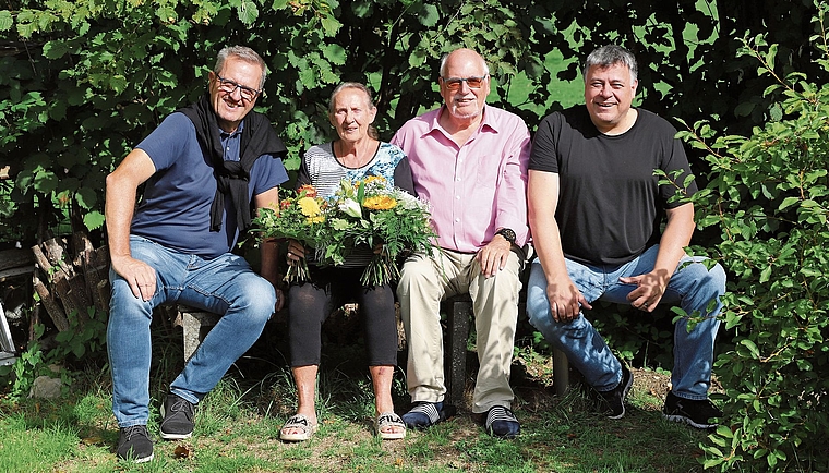 Frieda Steffen erhielt Glückwünsche und Blumen zum Geburtstag von «Landanzeiger»-Chefredaktor Raphael Nadler (links), ihrem Partner Heinz und dem Geschäftsleiter und Redaktor des «Wynentaler Blatts», Remo Conoci. Bild: Christine Steffen