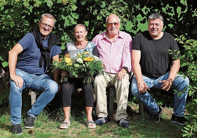 Frieda Steffen erhielt Glückwünsche und Blumen zum Geburtstag von «Landanzeiger»-Chefredaktor Raphael Nadler (links), ihrem Partner Heinz und dem Geschäftsleiter und Redaktor des «Wynentaler Blatts», Remo Conoci. Bild: Christine Steffen