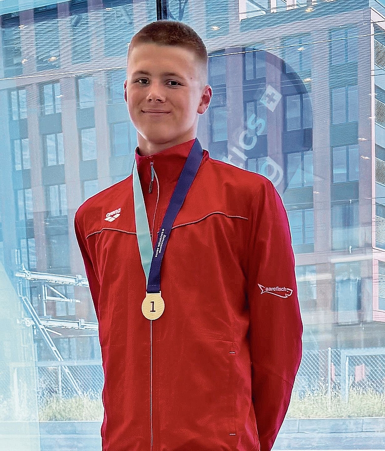 Siegerehrung über 50m Freistil Junioren mit dem Sieger Joshua Thölking.Bild: NiT