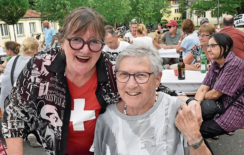 Auch Heike Suter und Margrith Vonaesch feierten ausgelassen an der Kölliker Bundesfeier. Auch Heike Suter und Margrith Vonaesch feierten ausgelassen an der Kölliker Bundesfeier.