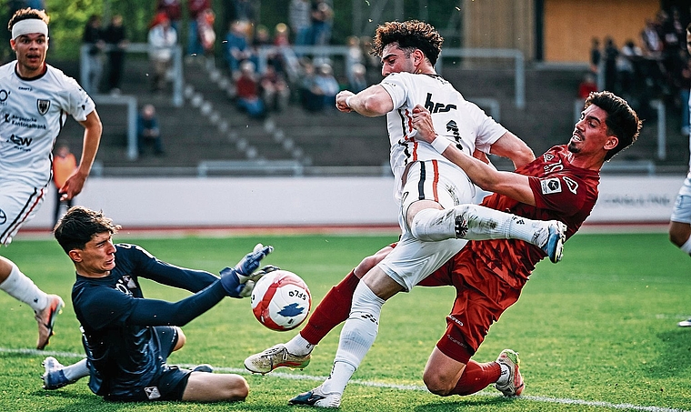 Die Lage erfordert vollen Einsatz: Aaraus Stürmer Shkelqim Vladi schaffte gegen Bellinzonas Verteidigung trotz viel Kampf und Krampf nichts Zählbares. Bild: Sarah Rölli