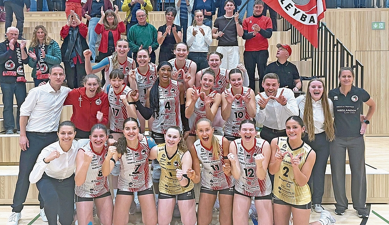Erster NLA-Sieg eingefahren: Die Aufsteigerinnen vom BTV Aarau freuen sich über ihren ersten Vollerfolg im Oberhaus. Bild: BTV/ZVG