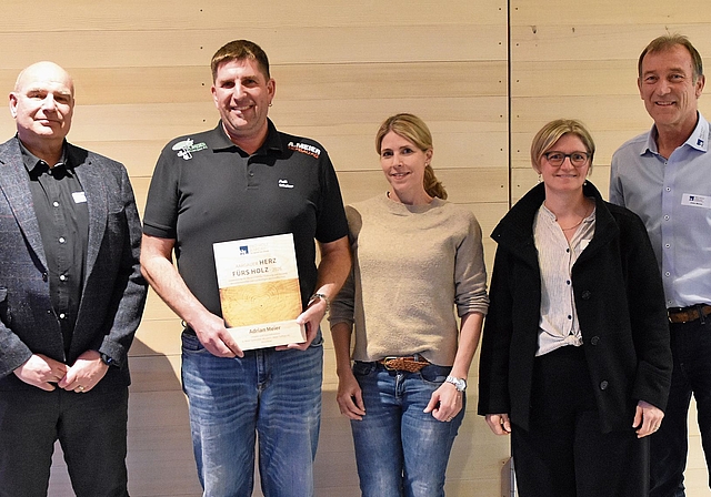 Freuen sich über die Auszeichnung (von links): Grossratspräsident Urs Plüss, die Preisträger Adi und Manuela Meier, Frau Gemeindeammann von Hirschthal Irene Bärtschi und Pro-Holz-Aargau-Präsident Toni Möckel.Bild: RAN