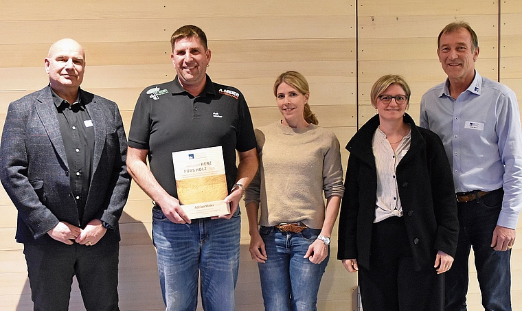 Freuen sich über die Auszeichnung (von links): Grossratspräsident Urs Plüss, die Preisträger Adi und Manuela Meier, Frau Gemeindeammann von Hirschthal Irene Bärtschi und Pro-Holz-Aargau-Präsident Toni Möckel.Bild: RAN