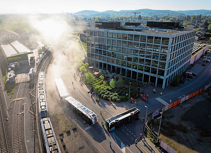 Bei der Einsatzübung «U Traktion» mussten die Einsatzkräfte Verletzte aus einem umgestürtzen Bus und Bahnwagons retten. Bilder: Jonas Harlacher / ZVG