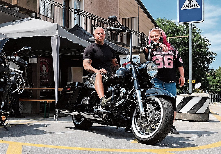Daniel und Wirtin Mila freuen sich über die gelungene Premiere des ersten Töff-Treffs in Schlossrued. Gemeinsam möchten sie den Anlass künftig als festen Treffpunkt für Motorradfans etablieren. Bild: ZVG