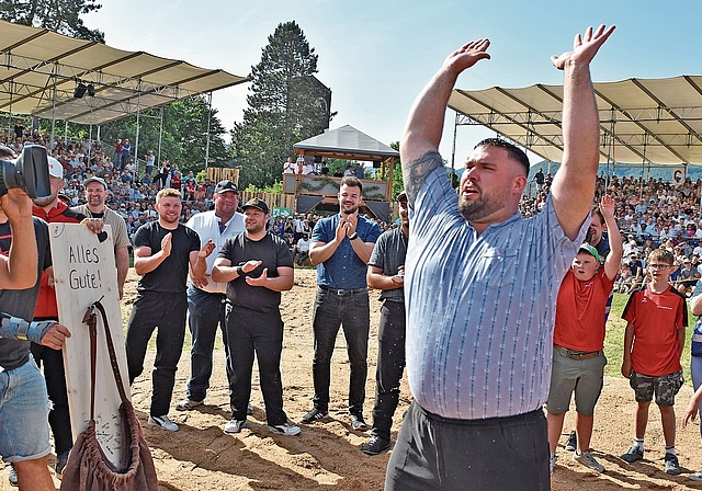 Schwingerhose an den Nagel gehängt: Tiago Vieira (34) vom Schwingklub Aarau beendete in Rohr seine Schwingerkarriere und liess sich noch einmal vom Publikum feiern. 