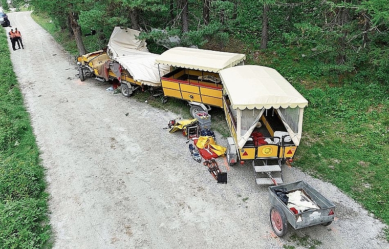 Beim Unglück im Engadin kam eine Person ums Leben, zwölf weitere wurden verletzt.Bild: Kantonspolizei Graubünden