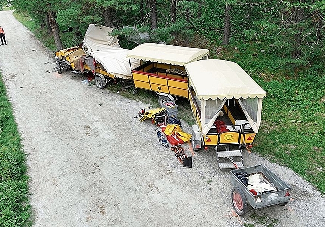 Beim Unglück im Engadin kam eine Person ums Leben, zwölf weitere wurden verletzt.Bild: Kantonspolizei Graubünden