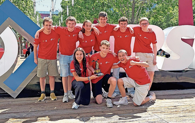 Das überglückliche mindfactory-Team (oben von links oben): Coach Yuri Honegger (Baden), Anton Zimmermann (Ennetbaden), Ella Robinson (Muri), Yaron Traub (Stetten), Tim Föhner (Baden) und Alexander Straub (Safenwil). (Unten von links): Sven Höchli