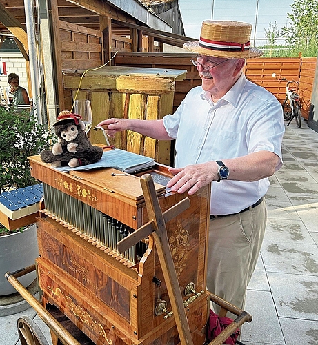 Drehorgelspieler Franz Udo Fuchs gab bekannte Melodien zum Besten.