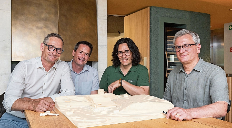 Leiter Ortsbürgergut Daniel Müller, Stadtbaumeister Marcel Angele, Stadtrat Daniel Fondado und Architekt Hans-Peter Leibundgut im frisch sanierten Restaurant.Bild: Alex Spichale Leiter Ortsbürgergut Daniel Müller, Stadtbaumeister Marcel Angele, Stadtrat Daniel Fondado und Architekt Hans-Peter Leibundgut im frisch sanierten Restaurant.Bild: Alex Spichale