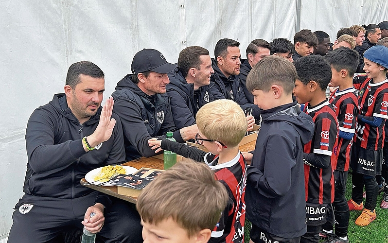 Vielleicht wird dieser Junge dereinst erzählen können, er habe mal mit dem Aarauer Aufstiegstrainer der Saison 2025/26 abgeklatscht.